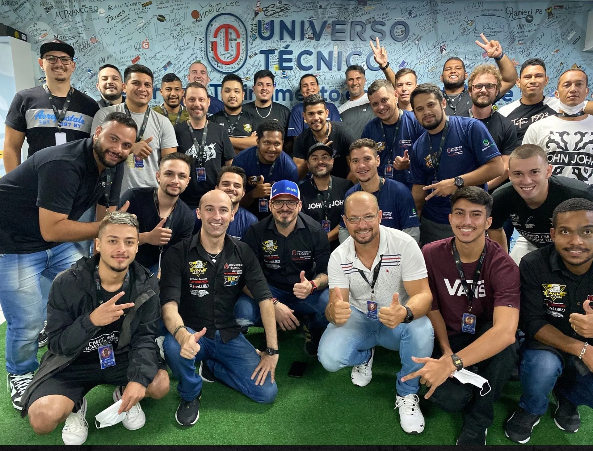 Fotografía de grupo de alumnos y equipo al terminar una formación, con los logotipos de Jullzs, Eagle Team y Universo Técnico.